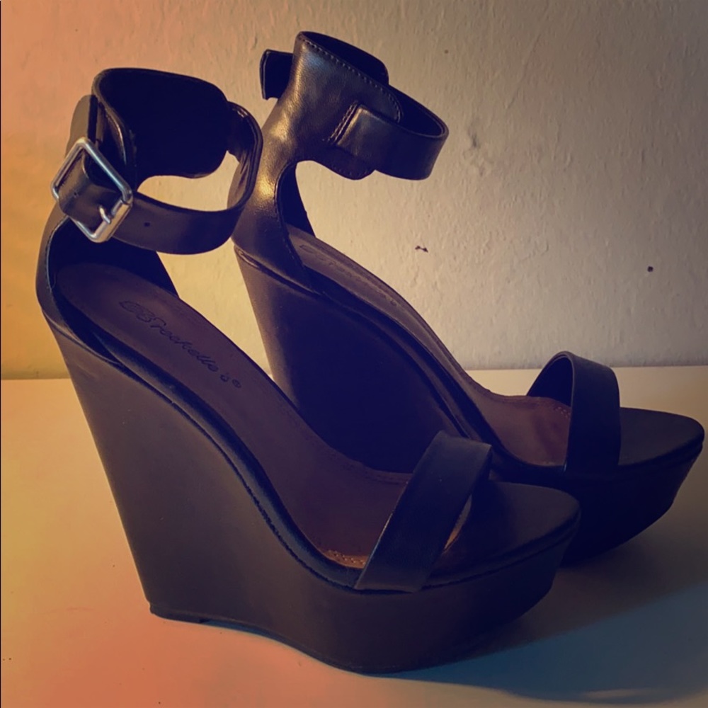Black strappy wedges